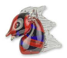 Una statuetta in vetro di