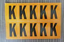 LETTERE ADESIVE NERE SU FONDO