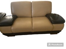 divano 2 posti In Pelle Colore Beige Con Base Marrone E Piedini In Legno