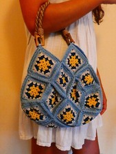 Borsa realizzata a mano con mattonelle all'uncinetto (celeste, blu e giallo)