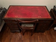 Scrivania inglese in mogano piano in pelle rossa oro a secco (121,5x61,5x75 cm)