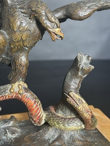 Antica statua bronzo serpente