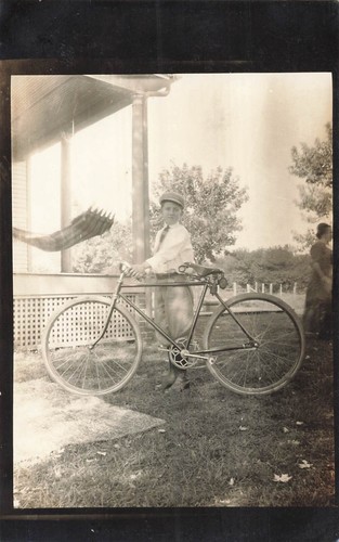 Ragazzo giovane con bicicletta - ragazzo,