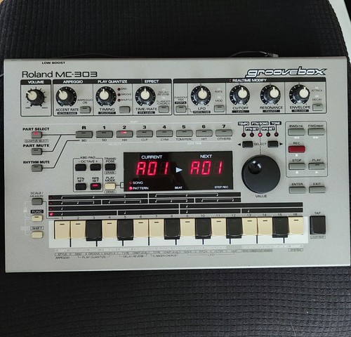 Roland 303 groovebox - roland, mc-303