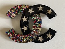 CHANEL Spilla CC glitterata e