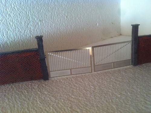 Muro con cancello per plastico - con,