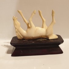 XX SECOLO SCULTURA PREGIATA IN MINIATURA DI CAVALLO BIANCO SU BASE LEGNO SCURO