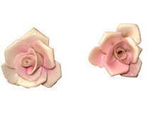 2 ANTICHI  FIORI IN PORCELLANA PER RICAMBIO  LAMPADARIO D'EPOCA ANNI 40