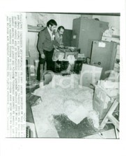 1979 TEHRAN (IRAN) Studenti iraniani mostrano tritadocumenti Ambasciata *Foto