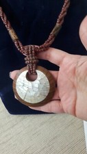Collana Africa in legno e madreperla 