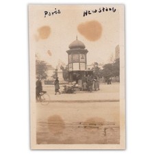 Chiosco People Perusing Paris