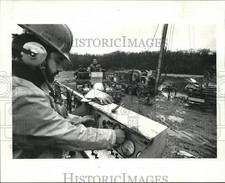 1984 Press Photo Workman at