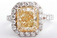 Anello con diamanti giallo chiaro 4,12 ct certificato GIA 750 oro bianco 18 carati taglio radiante.