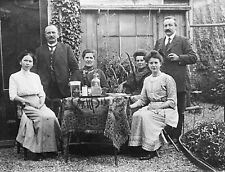 Famiglie della classe media in giardino.  Fotografia antica, fine art.