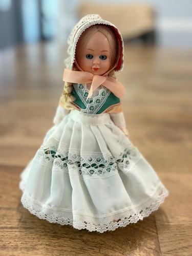Bambola folk europea vintage