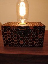 lampada artigianale in legno rivestita di bottoni in cocco