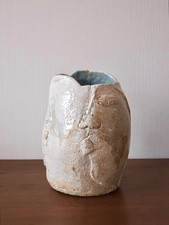 Vaso di fiori con iscrizione