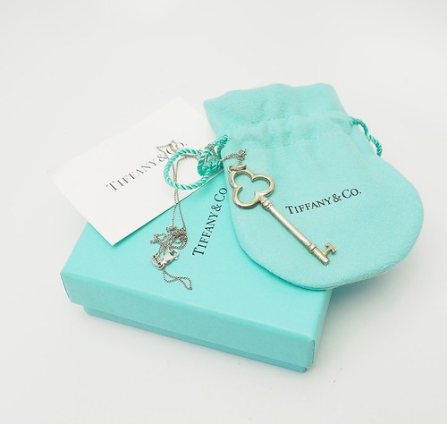 Collana con pendente forma - con, a