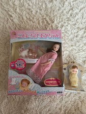 Bellissima bambola e donna