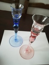Eleganti portacandela in vetro pesante, uno rosa e  uno celeste