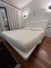 Camera matrimoniale laccata bianca con doghe