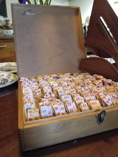 Fettuccie Di Numeri Ricamati; Metà Del XXsec.   Scatola In Legno Con Scomparti; 