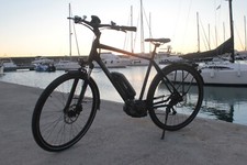 Bicicletta elettrica Bosch uomo pedalata assistita usata nera freni a disco luci