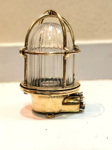 Vecchia lampada paratia