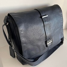Giovanile  messenger    elegante  capiente  in pelle blu  Piquadro