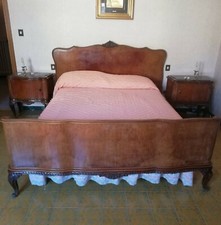 Lettiera con comodini stile Chippendale in radica.