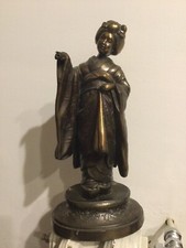 Mystery Clock Style, Statua