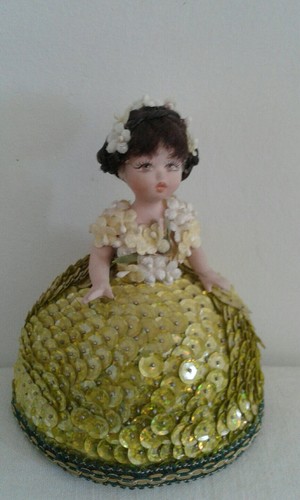 Bambola con perline - con,