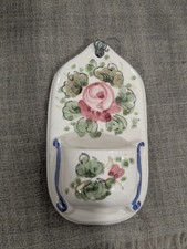 piccola acquasantiera in ceramica dipinta a mano con fiori