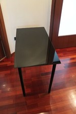 Scrivanie nere in vetro 99x52xh71 cm, piedini regolabili, in ottime condizioni.