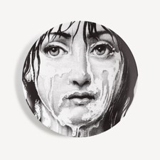 Fornasetti Piastra da Parete PTV174X Tema E Variazioni n.174 Lina Autentica