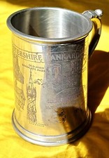 B  Boccale per Birra in peltro Inglese, con incisi castelli e case.