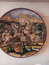  PIATTO IN MAIOLICA DECORATO A