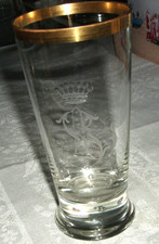 Antico bicchiere con corona