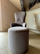 Poltrona D'Arredo Imbottita con Braccioli e Poggiapiedi