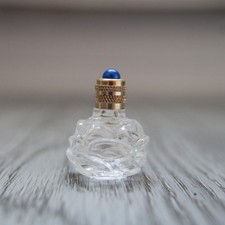 Miniature de parfum vide, bouteille en verre de forme rose, couleur bleu