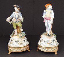 CAPODIMONTE DUE STATUETTE IN PORCELLANA CON BASE IN OTTONE 