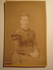 Hannover - sitzende Frau im