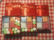 Set di 3 Scatole Rosse con Fiocco Dorato e Candele Profumate