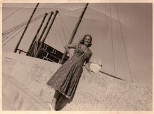 FOTO ANNI 50 - RAGAZZA CON COSTUME A PALLINI BIANCHI E BORSETTA BIANCA
