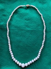 Collana in corallo bianco rosato. Chiusura a bauletto oro 18 Kt.