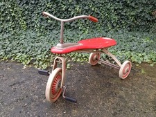 Antico giocattolo triciclo in ferro