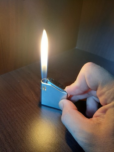 Accendino piezoelettrico
