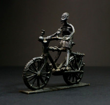 Scultura ciclista africano in