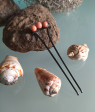 "KANZASHI" antico, Forcina per capelli, giapponese, metallo e corallo rosa.