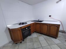 mobile angolare cucina completo con lavello e pannello a parete bianco